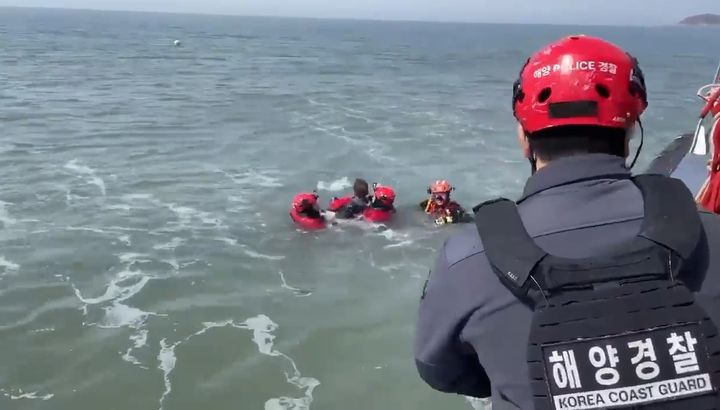 [인천=뉴시스] 13일 오후 인천 중구 하나개해수욕장에서 인천해양경찰서 구조대원들이 고립된 남성을 구조하고있다. (사진=인천해양경찰서 제공) 2025.03.13. photo@newsis.com *재판매 및 DB 금지