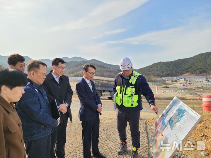 [고성=뉴시스]경남도 김명주(오른쪽서 두 번째) 경제부지사가 13일 고성 양촌·용정 일반산업단지 내 경남 1호 '기회발전특구' 조성 현장을 방문해 관계자로부터 공사 현황 설명을 듣고 있다.(사진=경남도 제공) 2025.03.13. photo@newsis.com