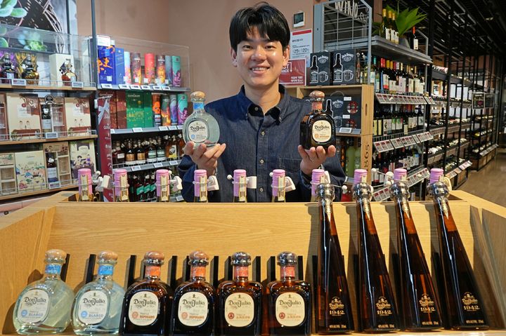[서울=뉴시스] 롯데마트가 프리미엄 데킬라 브랜드 '돈 훌리오(Don Julio)'의 하프보틀 4종을 온·오프라인 유통사 최초로 출시했다고 14일 밝혔다. (사진=롯데마트 제공) *재판매 및 DB 금지