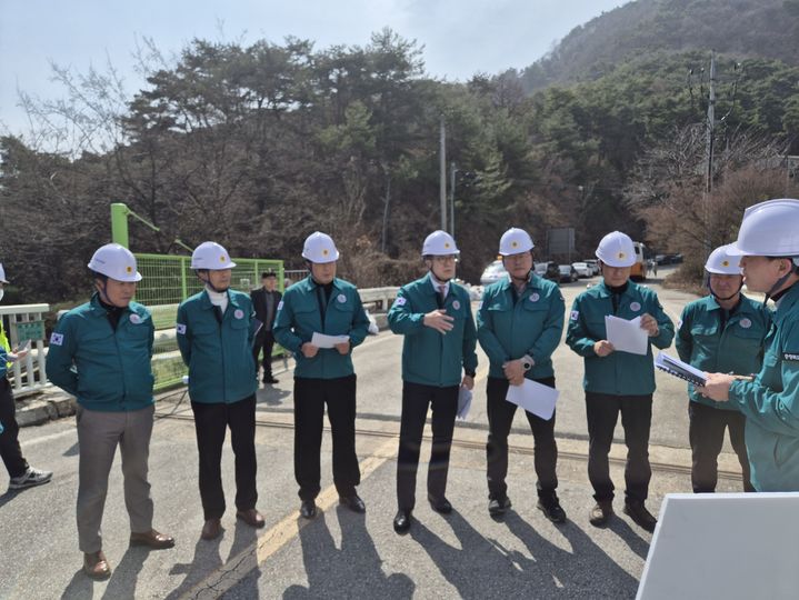 [청주=뉴시스] 충북도의회 건설환경소방위원회 위원들이 13일 제천시 청풍면 청풍교(옛 청풍대교)를 찾아 교량 상황 등을 살펴보고 있다. (사진=충북도의회 제공) 2025.03.13. photo@newsis.com *재판매 및 DB 금지