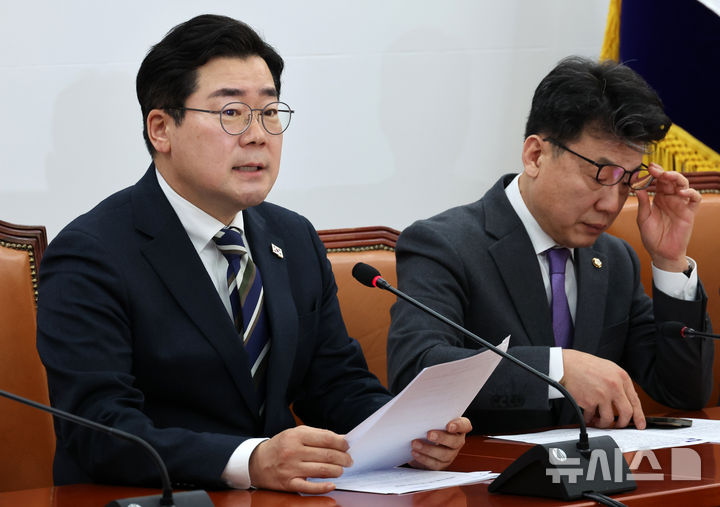 [서울=뉴시스] 조성우 기자 = 박찬대(왼쪽) 더불어민주당 원내대표가 13일 오전 서울 여의도 국회에서 열린 정책조정회의에서 발언하고 있다. 오른쪽은 진성준 정책위의장. 2025.03.13. xconfind@newsis.com