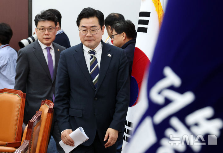 [서울=뉴시스] 조성우 기자 = 박찬대(오른쪽) 더불어민주당 원내대표와 진성준 정책위의장이 13일 오전 서울 여의도 국회에서 열린 정책조정회의에 참석하고 있다. 2025.03.13. xconfind@newsis.com
