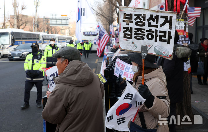 [서울=뉴시스] 김선웅 기자 = 헌재의 윤석열 대통령에 대한 탄핵심판 선고가 임박한 13일 서울 종로구 헌법재판소 앞에서 친 윤석열 대통령 시민들이 탄핵 각하를 촉구하고 있다. 2025.03.13. mangusta@newsis.com