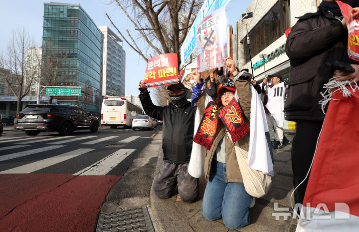 [서울=뉴시스] 김선웅 기자 = 헌재의 윤석열 대통령에 대한 탄핵심판 선고가 임박한 13일 서울 종로구 헌법재판소 앞에서 반 윤석열 대통령 시민들이 탄핵을 촉구하고 있다. 2025.03.13. mangusta@newsis.com