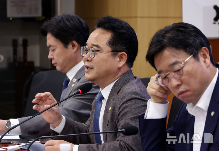 [서울=뉴시스] 고승민 기자 = 13일 서울 여의도 국회 의원회관에서 열린 더불어민주당 을지로위원회 홈플러스 대책 TF 점주-노조 2차 간담회에서 민병덕 을지로위원장이 인사말을 하고 있다. 2025.03.13. kkssmm99@newsis.com