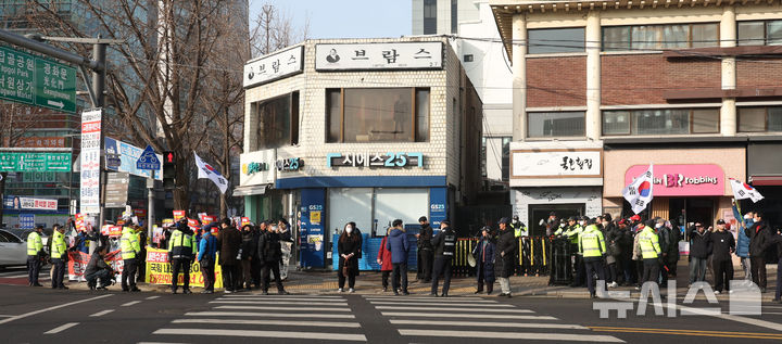 [서울=뉴시스] 김선웅 기자 = 헌재의 윤석열 대통령에 대한 탄핵심판 선고가 임박한 13일 서울 종로구 헌법재판소 앞에서 친 윤(왼쪽), 반 윤 시민들이 각각 탄핵 인용과 기각을 촉구하고 있다. 2025.03.13. mangusta@newsis.com