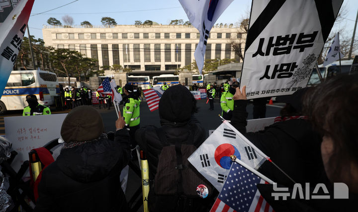 [서울=뉴시스] 김선웅 기자 = 헌재의 윤석열 대통령에 대한 탄핵심판 선고가 임박한 13일 서울 종로구 헌법재판소 앞에서 친 윤석열 대통령 시민들이 탄핵 각하를 촉구하고 있다. 2025.03.13. mangusta@newsis.com