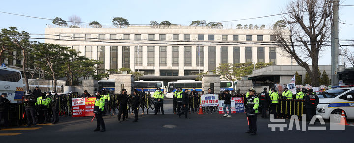 [서울=뉴시스] 김선웅 기자 = 헌재의 윤석열 대통령에 대한 탄핵심판 선고가 임박한 13일 서울 종로구 헌법재판소 앞에서 친 윤석열 대통령 시민들이 탄핵 각하를 촉구하고 있다. 2025.03.13. mangusta@newsis.com