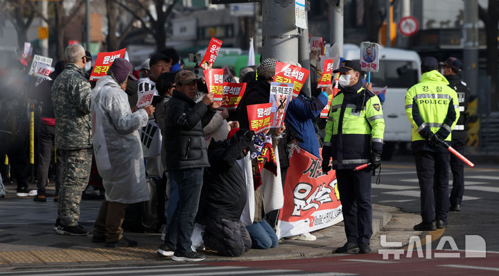 [서울=뉴시스] 김선웅 기자 = 헌재의 윤석열 대통령에 대한 탄핵심판 선고가 임박한 13일 서울 종로구 헌법재판소 앞에서 반 윤석열 대통령 시민들이 탄핵을 촉구하고 있다. 2025.03.13. mangusta@newsis.com