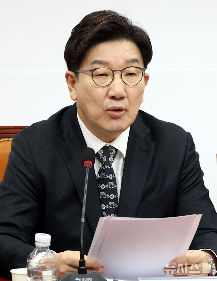 [서울=뉴시스] 조성봉 기자= 권성동 국민의힘 원내대표가 13일 오전 서울 여의도 국회에서 열린 비상대책위원회의에서 발언을 하고 있다. 2025.03.13. suncho21@newsis.com
