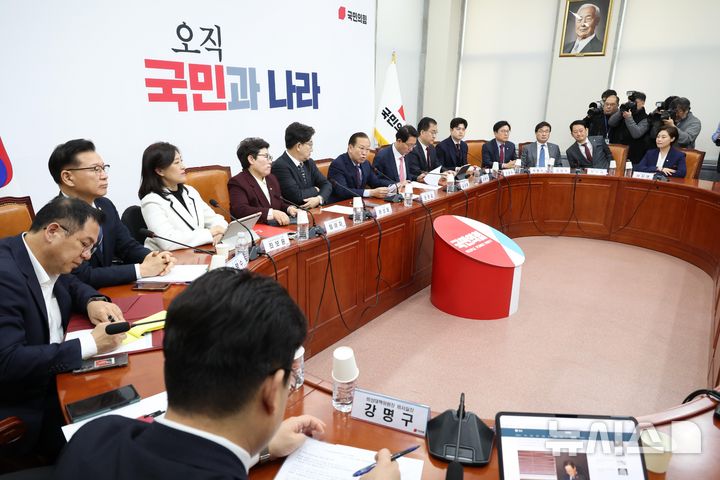 [서울=뉴시스] 조성봉 기자= 권영세 국민의힘 비상대책위원장이 13일 오전 서울 여의도 국회에서 열린 비상대책위원회의에서 발언을 하고 있다. 2025.03.13. suncho21@newsis.com