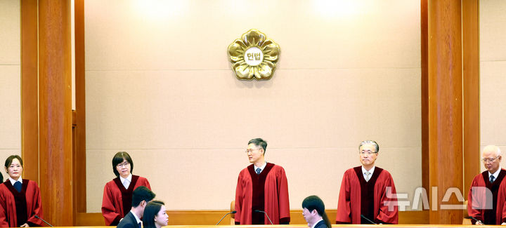 [서울=뉴시스] 박주성 기자 = 이창수 중앙지검장 등 검사 3인 및 최재해 감사원장에 대한 탄핵심판이 열린 13일 오전 서울 종로구 헌법재판소에서 문형배 헌법재판소장 권한대행을 비롯한 헌법재판관들이 심판정으로 들어서고 있다. 2025.03.13. park7691@newsis.com