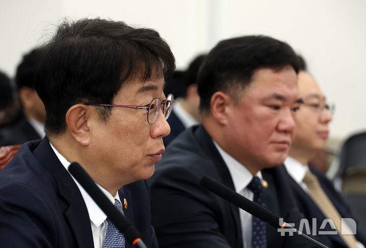 [서울=뉴시스] 고승민 기자 = 박상우 국토교통부 장관이 13일 서울 여의도 국회에서 열린 국토교통위원회의 12.29여객기참사진상규명과피해자및유가족의피해구제를위한특별위원회 제3차 전체회의에서 의원 질의에 답하고 있다. 2025.03.13. kkssmm99@newsis.com