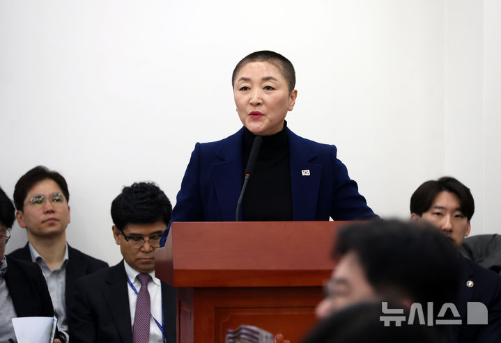 [서울=뉴시스] 고승민 기자 = 전진숙 더불어민주당 의원이 13일 서울 여의도 국회에서 열린 국토교통위원회의 12.29 여객기참사 진상규명과 피해자 및 유가족 피해구제를 위한 특별위원회 제3차 전체회의에서 제안설명을 하고 있다. 2025.03.13. kkssmm99@newsis.com