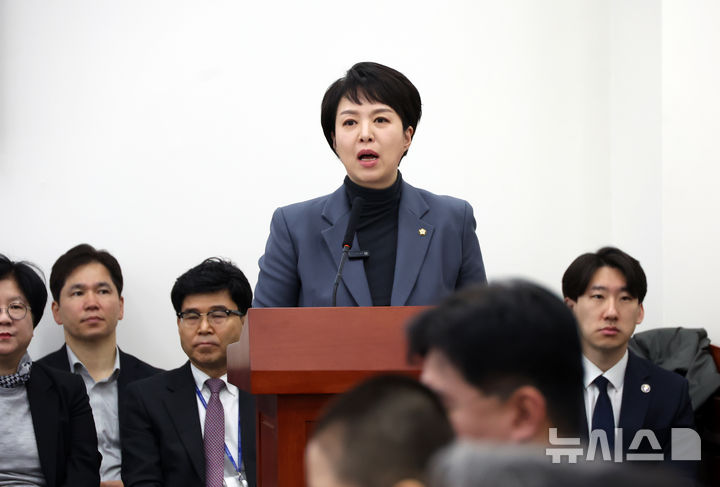 [서울=뉴시스] 고승민 기자 = 김은혜 국민의힘 의원이 13일 서울 여의도 국회에서 열린 국토교통위원회의 12.29여객기참사진상규명과피해자및유가족의피해구제를위한특별위원회 제3차 전체회의에서 제안설명을 하고 있다. 2025.03.13. kkssmm99@newsis.com