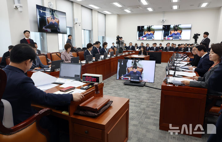 [서울=뉴시스] 고승민 기자 = 13일 서울 여의도 국회에서 열린 국토교통위원회의 12.29여객기참사진상규명과피해자및유가족의피해구제를위한특별위원회 제3차 전체회의에서 권영진 위원장이 의사봉을 두드리고 있다. 2025.03.13. kkssmm99@newsis.com