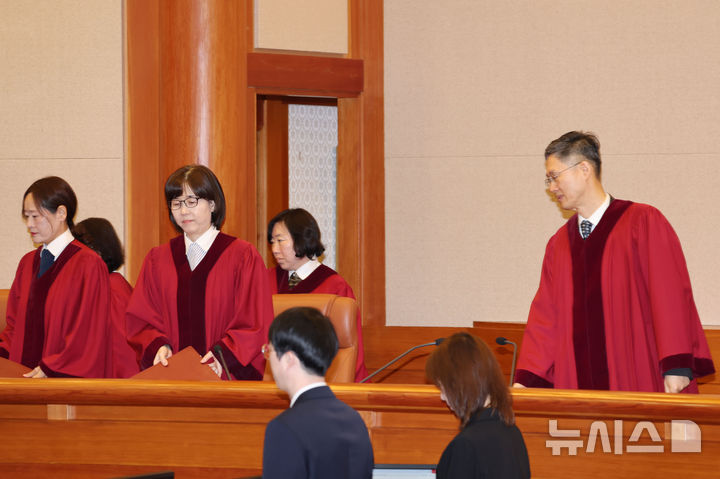 [서울=뉴시스] 박주성 기자 = 문형배 헌재소장 권한대행 등 헌법재판관들이 13일 오전 서울 종로구 헌법재판소 대심판정에서 열린 최재해 감사원장 탄핵심판과 이창수 서울중앙지검장·조상원 중앙지검 4차장검사·최재훈 반부패2부장검사 탄핵심판의 선고기일에 입장하고 있다. (공동취재) 2025.03.13. photo@newsis.com