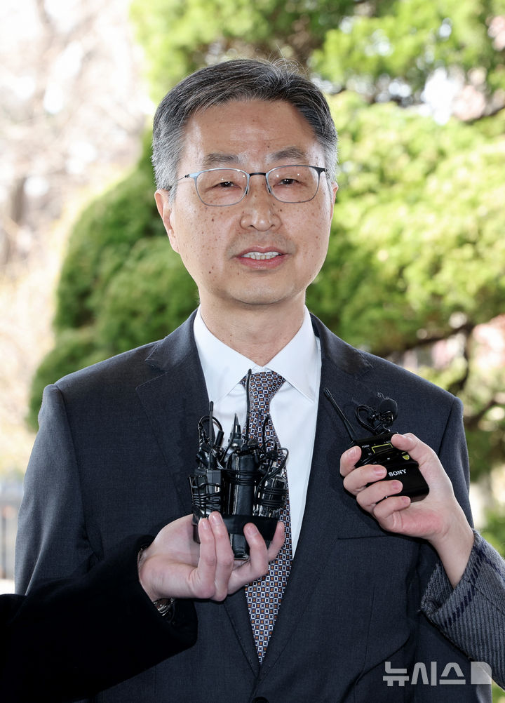 [서울=뉴시스] 김진아 기자 = 헌법재판소에서 탄핵소추안이 기각되면서 직무에 복귀한 최재해 감사원장이 13일 서울 종로구 감사원으로 출근하던 중 발언하고 있다. 2025.03.13. bluesoda@newsis.com