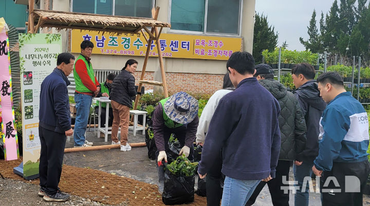 [광주=뉴시스] 광주시 나무 나눠주기 행사. (사진=광주시 제공) 2025.03.13. photo@newsis.com  *재판매 및 DB 금지