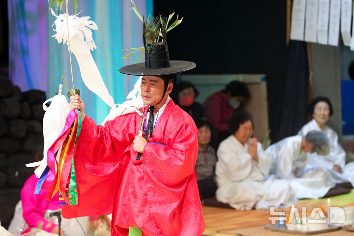 [제주=뉴시스] 우장호 기자 = 13일 오전 제주시 건입동 사라봉 칠머리당 실내 공연장에서 국가무형문화재 제71호이자 유네스코인류무형문화유산인 영등송별제가 봉행되고 있다. 칠머리당 영등송별제는 해마다 '영등달'인 음력 2월 초하룻날 제주에 찾아왔다가 열나흗날 떠나는 '영등할망'을 보내는 제주 전통 무속 제례다. 2025.03.13. woo1223@newsis.com
