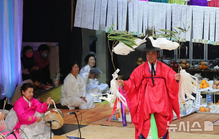 [제주=뉴시스] 우장호 기자 = 13일 오전 제주시 건입동 사라봉 칠머리당 실내 공연장에서 국가무형문화재 제71호이자 유네스코인류무형문화유산인 영등송별제가 봉행되고 있다. 칠머리당 영등송별제는 해마다 '영등달'인 음력 2월 초하룻날 제주에 찾아왔다가 열나흗날 떠나는 '영등할망'을 보내는 제주 전통 무속 제례다. 2025.03.13. woo1223@newsis.com