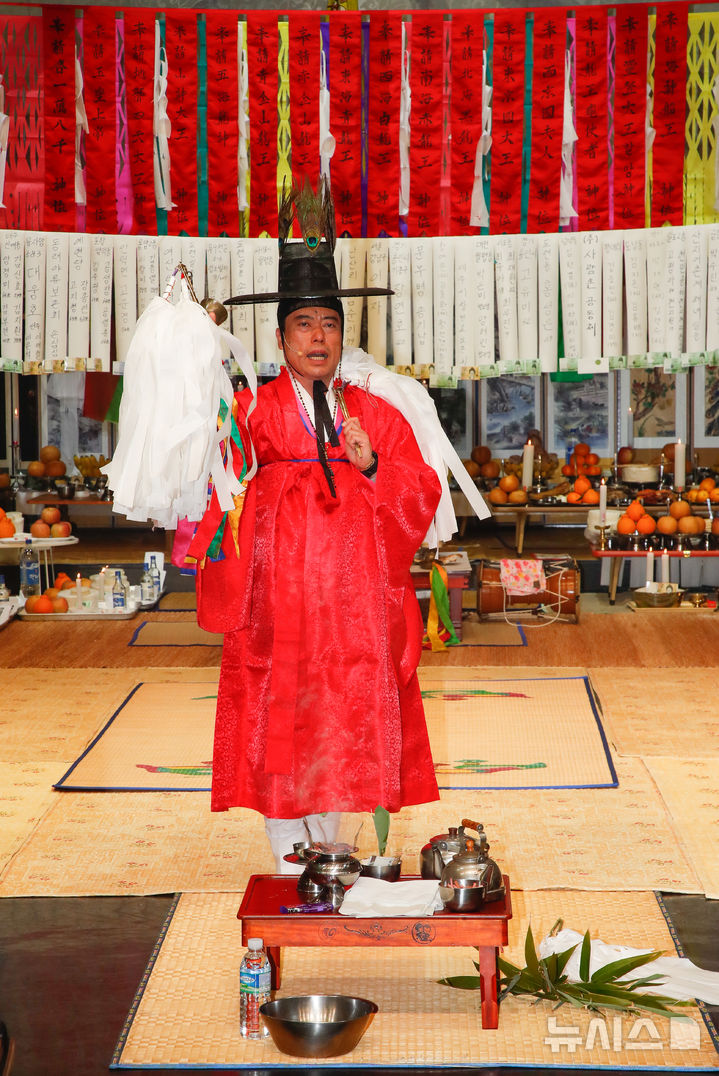 [제주=뉴시스] 우장호 기자 = 13일 오전 제주시 건입동 사라봉 칠머리당 실내 공연장에서 국가무형문화재 제71호이자 유네스코인류무형문화유산인 영등송별제가 봉행되고 있다. 칠머리당 영등송별제는 해마다 '영등달'인 음력 2월 초하룻날 제주에 찾아왔다가 열나흗날 떠나는 '영등할망'을 보내는 제주 전통 무속 제례다. 2025.03.13. woo1223@newsis.com
