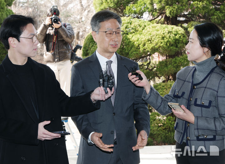 [서울=뉴시스] 김진아 기자 = 헌법재판소에서 탄핵소추안이 기각되면서 직무에 복귀한 최재해 감사원장이 13일 서울 종로구 감사원으로 출근하던 중 발언하고 있다. 2025.03.13. bluesoda@newsis.com
