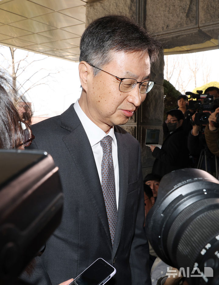 [서울=뉴시스] 김진아 기자 = 헌법재판소에서 탄핵소추안이 기각되면서 직무에 복귀한 최재해 감사원장이 13일 서울 종로구 감사원으로 출근하고 있다. 2025.03.13. bluesoda@newsis.com