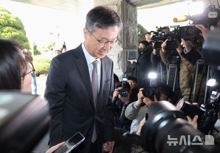 [서울=뉴시스] 김진아 기자 = 헌법재판소에서 탄핵소추안이 기각되면서 직무에 복귀한 최재해 감사원장이 13일 서울 종로구 감사원으로 출근하고 있다. 2025.03.13. bluesoda@newsis.com
