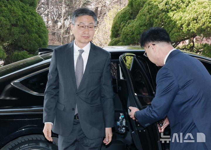 [서울=뉴시스] 김진아 기자 = 헌법재판소에서 탄핵소추안이 기각되면서 직무에 복귀한 최재해 감사원장이 13일 서울 종로구 감사원으로 출근하고 있다. 2025.03.13. bluesoda@newsis.com