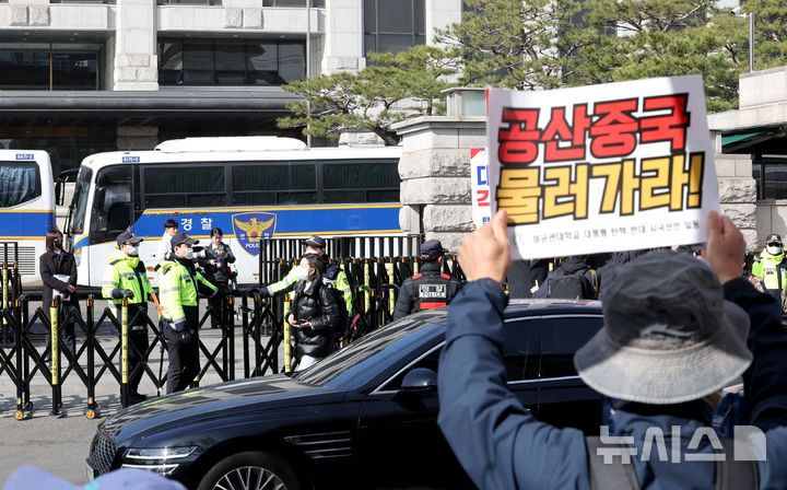 [서울=뉴시스] 박주성 기자 = 최재해 감사원장 및 이창수 중앙지검장 등 검사 3인에 대 탄핵심판이 열린 13일 오전 서울 종로구 헌법재판소 앞에서 탄핵 반대 시위가 열리고 있다. (공동취재) 2025.03.13. photo@newsis.com
