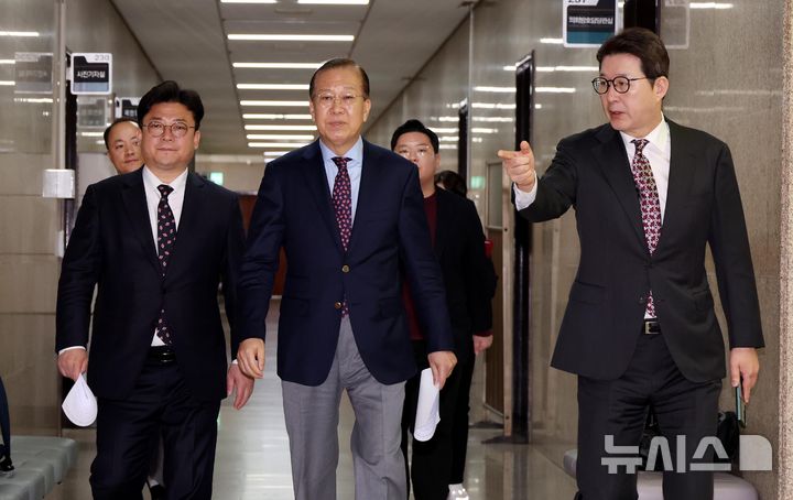 [서울=뉴시스] 조성봉 기자= 권영세(가운데) 국민의힘 비상대책위원장이 13일 오전 서울 여의도 국회에서 열린 현안관련 기자회견에서 '최재해 감사원장, 이창수 서울중앙지검장 등 검사 3명에 대한 국회의 탄핵소추 기각 판결' 관련 입장 발표를 하기 위해 들어서고 있다. 2025.03.13. suncho21@newsis.com