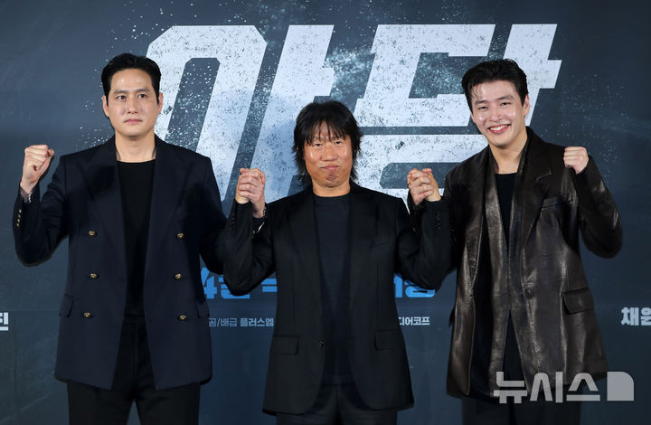 [서울=뉴시스] 김혜진 기자 = 배우 박해준(왼쪽부터), 유해진, 강하늘이 13일 오전 서울 강남구 메가박스 코엑스에서 열린 영화 '야당' 제작보고회에서 포즈를 취하고 있다. 2025.03.13. jini@newsis.com