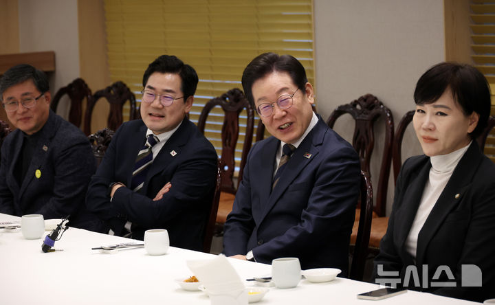 [서울=뉴시스] 조성우 기자 = 이재명(오른쪽 두 번째) 더불어민주당 대표가 13일 오후 서울 영등포구 여의도의 한 식당에서 박찬대(왼쪽 두 번째) 원내대표 등 당 3선 의원들과 오찬 간담회를 하고 있다. 2025.03.13. xconfind@newsis.com