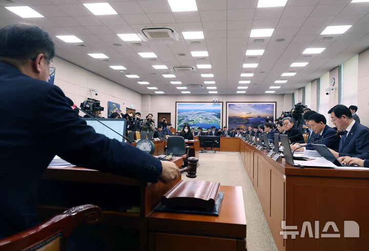 [서울=뉴시스] 고승민 기자 = 맹성규 국회 국토위원장이 13일 서울 여의도 국회에서 열린 제423회 국회(임시회) 국토교통위원회 제1차 전체회의를 주재하고 있다. 2025.03.13. kkssmm99@newsis.com