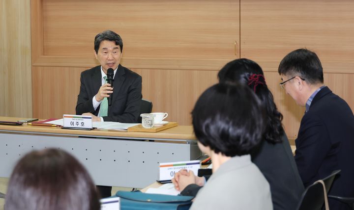 [서울=뉴시스] 이주호 부총리 겸 교육부 장관이 13일 서울 용산구 한국보육진흥원을 방문해 임직원들과 간담회를 하고 있다. (사진=교육부 제공) 2025.03.13. photo@newsis.com *재판매 및 DB 금지