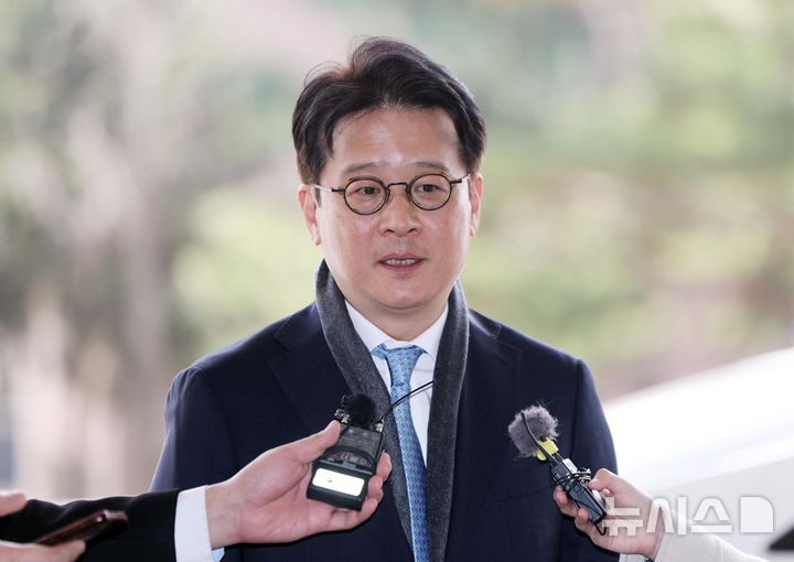 [서울=뉴시스] 김명년 기자 = 헌법재판소에서 탄핵소추안이 기각되면서 직무에 복귀한 이창수 중앙지검장이 13일 오후 서울 서초구 서울중앙지방검찰청으로 출근하며 입장을 밝히고 있다 2025.03.13. kmn@newsis.com