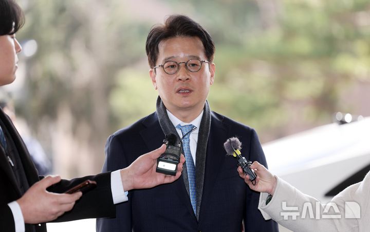 [서울=뉴시스] 김명년 기자 = 헌법재판소에서 탄핵소추안이 기각되면서 직무에 복귀한 이창수 중앙지검장이 13일 오후 서울 서초구 서울중앙지방검찰청으로 출근하며 입장을 밝히고 있다 2025.03.13. kmn@newsis.com