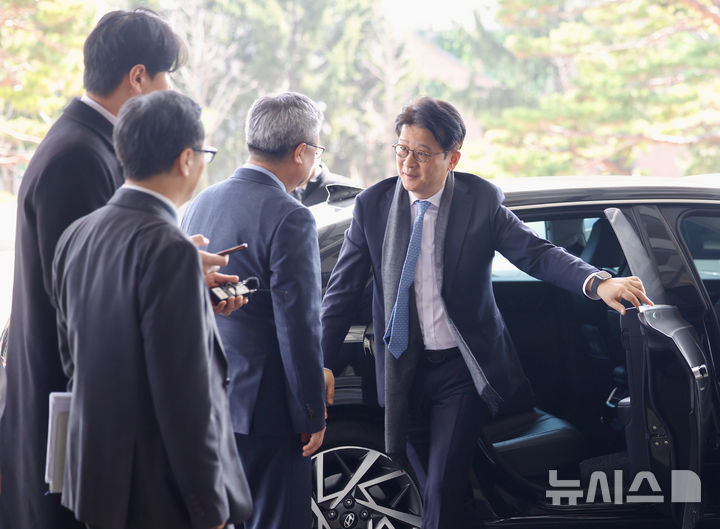 [서울=뉴시스] 김명년 기자 = 헌법재판소에서 탄핵소추안이 기각되면서 직무에 복귀한 이창수 중앙지검장이 13일 오후 서울 서초구 서울중앙지방검찰청으로 출근하고 있다. 2025.03.13. kmn@newsis.com