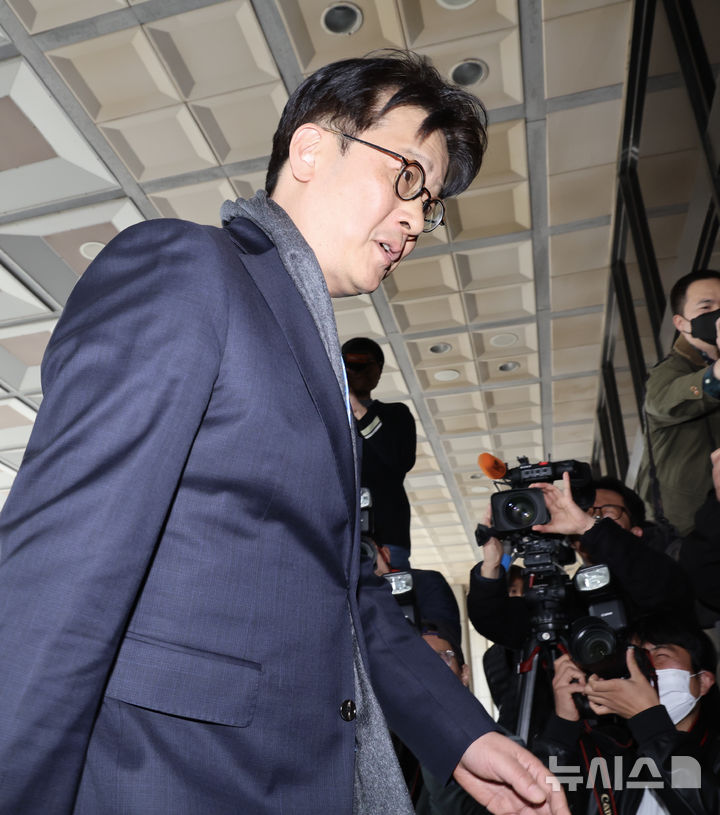 [서울=뉴시스] 김명년 기자 = 헌법재판소에서 탄핵소추안이 기각되면서 직무에 복귀한 이창수 중앙지검장이 13일 오후 서울 서초구 서울중앙지방검찰청으로 출근하고 있다. 2025.03.13. kmn@newsis.com