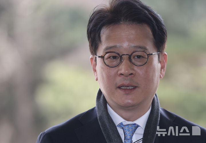 [서울=뉴시스] 김명년 기자 = 헌법재판소에서 탄핵소추안이 기각되면서 직무에 복귀한 이창수 중앙지검장이 13일 오후 서울 서초구 서울중앙지방검찰청으로 출근하며 취재진 질문에 답하고 있다. 2025.03.13. kmn@newsis.com