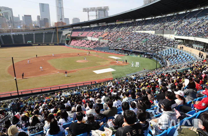 [서울=뉴시스] 김금보 기자 = 13일 오후 서울 송파구 잠실야구장에서 열린 2025 프로야구 두산 베어스와 KIA 타이거즈의 시범경기를 찾은 관중들이 경기를 즐기고 있다. 2025.03.13. kgb@newsis.com