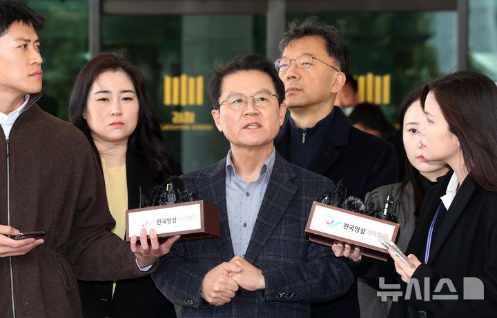 [서울=뉴시스] 김명년 기자 = 윤석열 대통령 법률대리인단 윤갑근 변호사가 13일 오후 서울 서초구 서울고등검찰청 앞에서 법원의 윤 대통령 구속 취소 결정을 둘러싼 논란에 대한 입장을 밝히고 있다. 2025.03.13. kmn@newsis.com