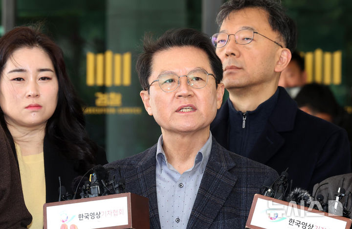 [서울=뉴시스] 김명년 기자 = 윤석열 대통령 법률대리인단 윤갑근 변호사가 13일 오후 서울 서초구 서울고등검찰청 앞에서 법원의 윤 대통령 구속 취소 결정을 둘러싼 논란에 대한 입장을 밝히고 있다. 2025.03.13. kmn@newsis.com