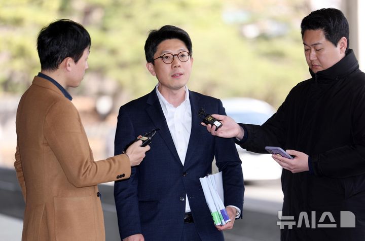 [서울=뉴시스] 김명년 기자 = 김병민 서울시 정무부시장이 13일 오후 서울 서초구 서울중앙지방검찰청에서 오세훈 서울시장에 대해 제기된 ‘명태균 여론조사 비용 대납 의혹’ 관련 참고인 조사에 출석하며 입장을 밝히고 있다. 2025.03.13. kmn@newsis.com