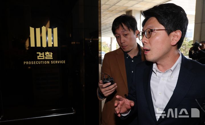 [서울=뉴시스] 김명년 기자 = 김병민 서울시 정무부시장이 13일 오후 서울 서초구 서울중앙지방검찰청에서 오세훈 서울시장에 대해 제기된 ‘명태균 여론조사 비용 대납 의혹’ 관련 참고인 조사에 출석하고 있다. 2025.03.13. kmn@newsis.com