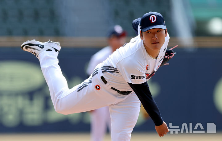[서울=뉴시스] 김금보 기자 = 13일 오후 서울 송파구 잠실야구장에서 열린 2025 프로야구 두산 베어스와 KIA 타이거즈의 시범경기, 1회초 두산 선발 곽빈이 투구하고 있다. 2025.03.13. kgb@newsis.com