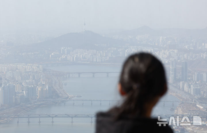 [서울=뉴시스] 황준선 기자 = 전국이 황사 영향권에 접어든 13일 오후 서울 송파구 롯데월드타워 서울스카이에서 바라본 도심이 뿌옇게 흐리다. 2025.03.13. hwang@newsis.com