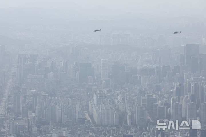 [서울=뉴시스] 황준선 기자 = 서울 송파구 롯데월드타워 서울스카이에서 바라본 도심이 뿌옇게 흐리다. 2025.03.13. hwang@newsis.com