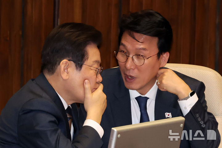 [서울=뉴시스] 조성우 기자 = 이재명(왼쪽) 더불어민주당 대표가 13일 오후 서울 여의도 국회에서 열린 제423회 국회(임시회) 제1차 본회의에서 김민석 최고위원과 대화하고 있다. 2025.03.13. xconfind@newsis.com